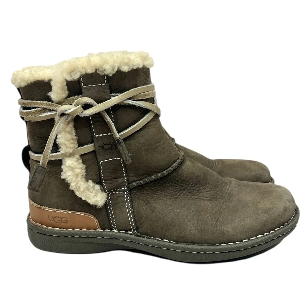 UGG La Jolla Taupe Leather Boho Moccasin Shearling Lined Winter Ankle Booties